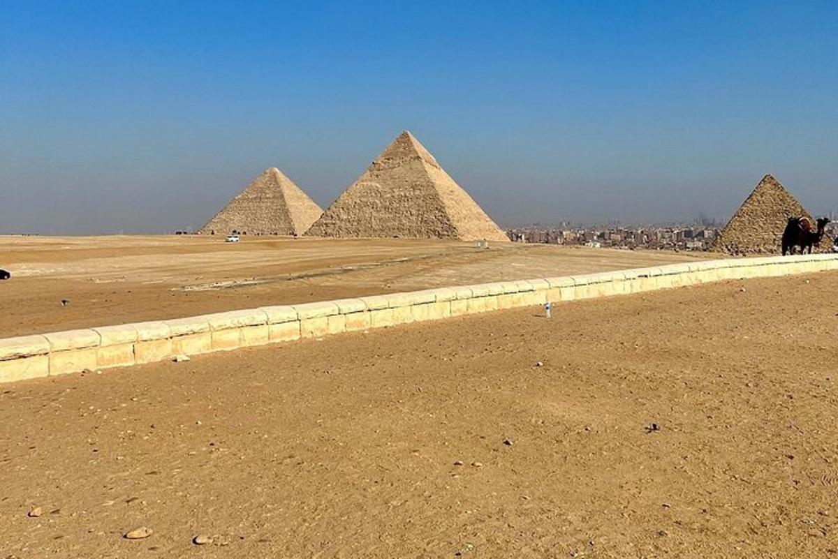una vista delle piramidi di Giza dal deserto