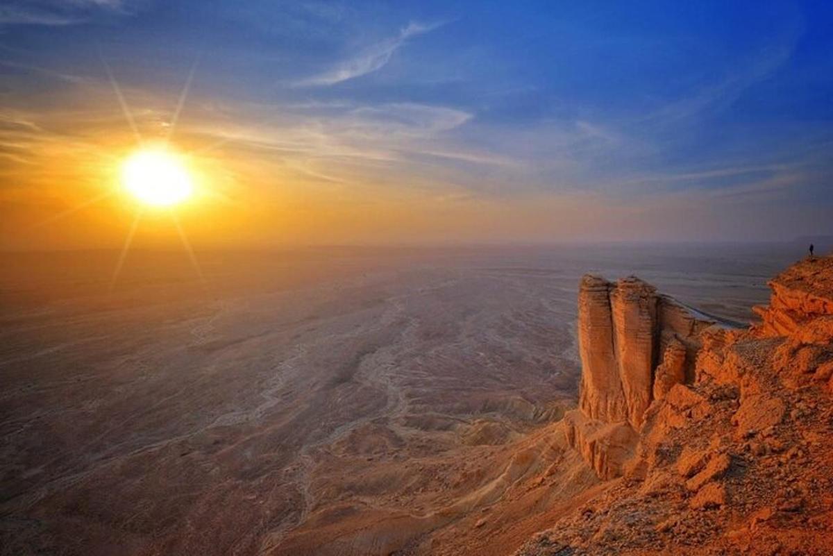 una vista del sol sortint sobre el desert