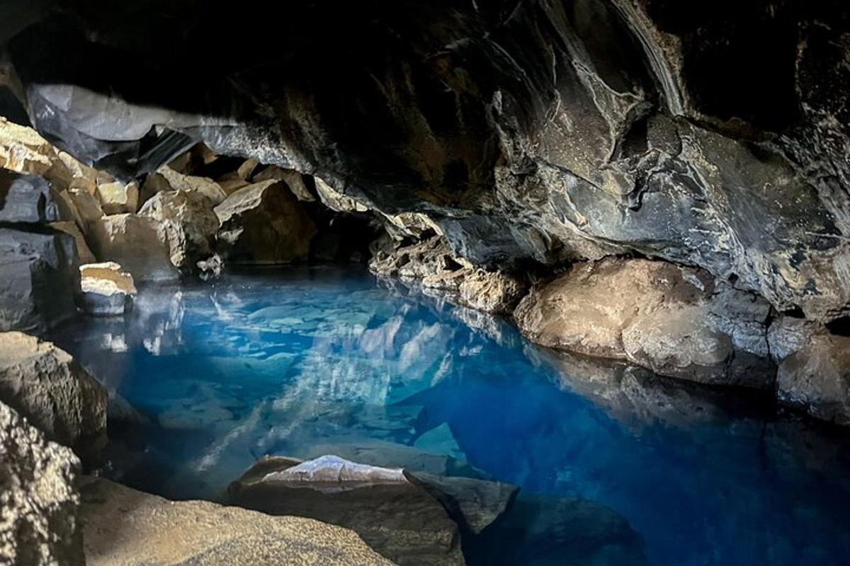 un estanque de agua azul en una cueva