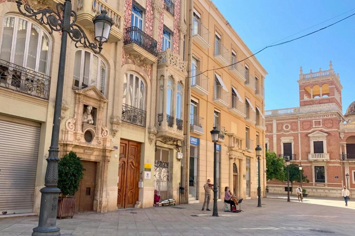 un gruppo di edifici con persone che camminano in una strada