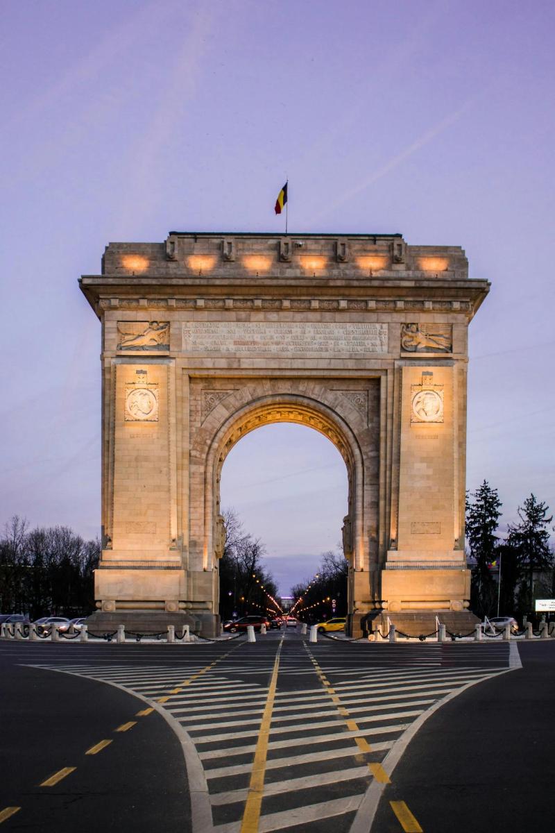 un arco con una bandiera in cima