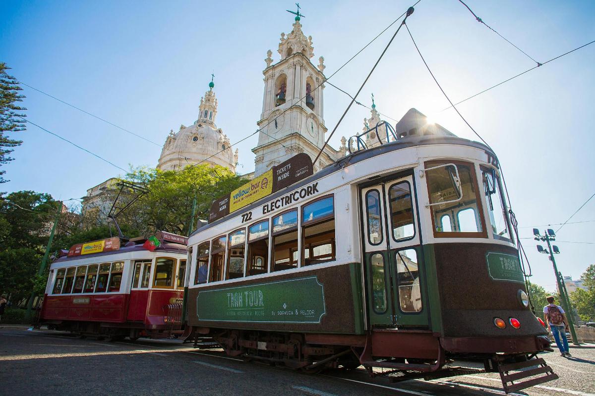 na ulici sta parkirana dva tramvaja