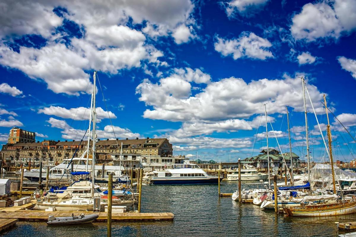 un gruppo di barche attraccate in un porto turistico con un cielo nuvoloso