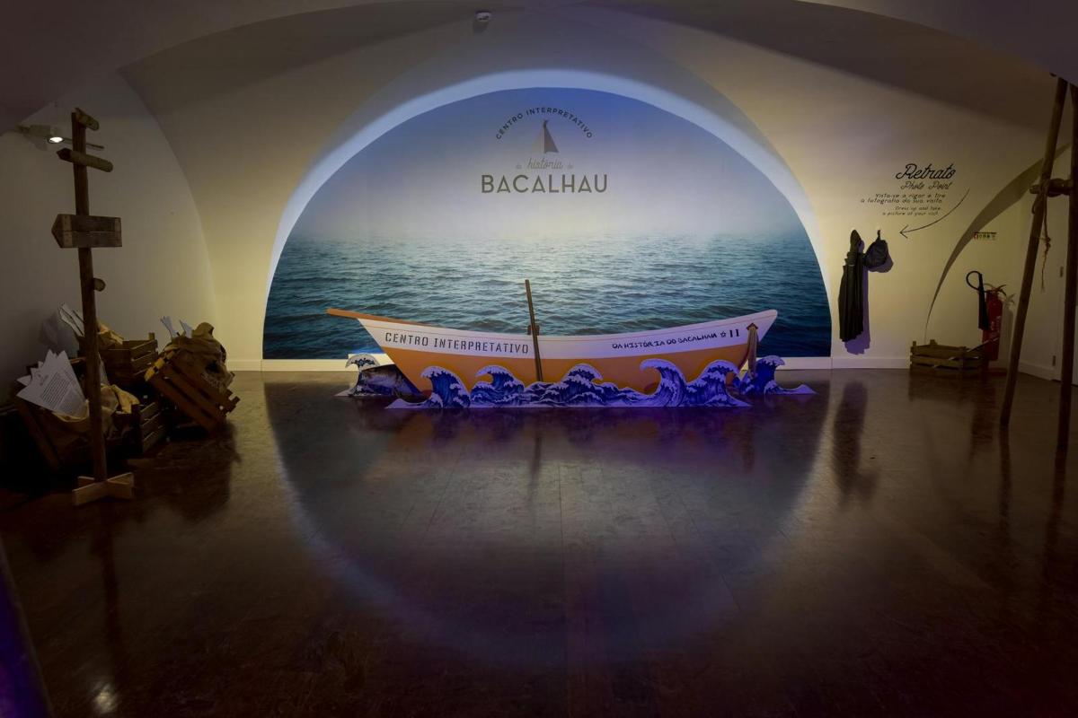 una piccola barca in una stanza con una finestra