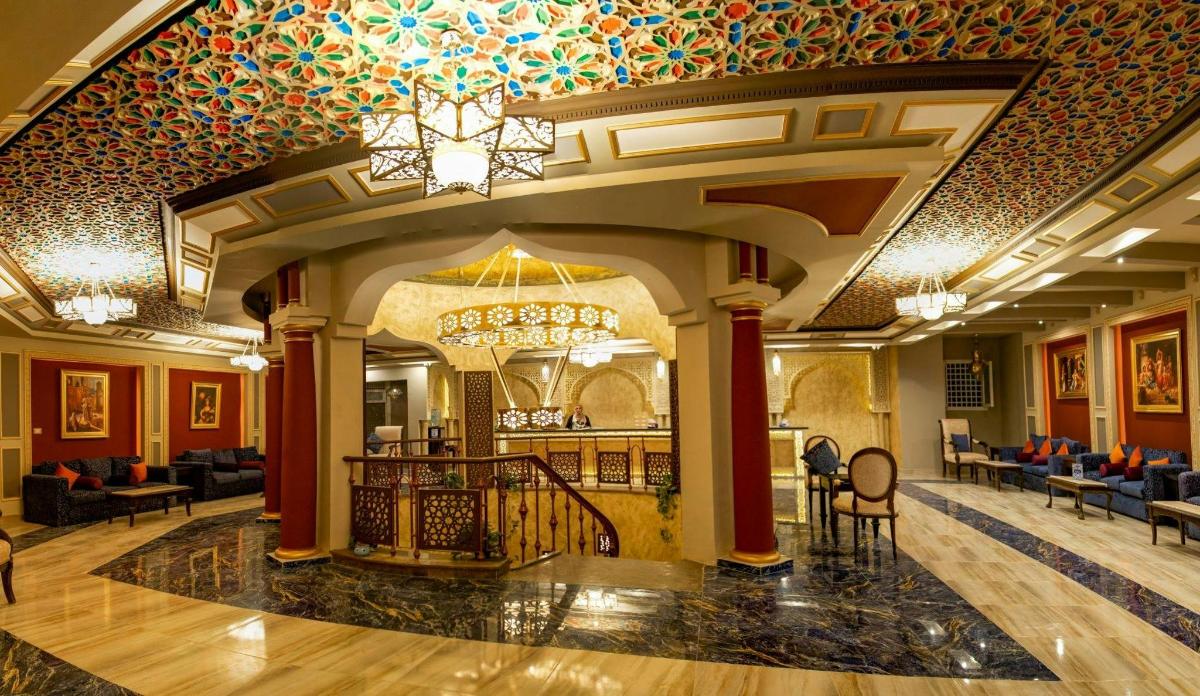 una hall di un hotel con un lampadario