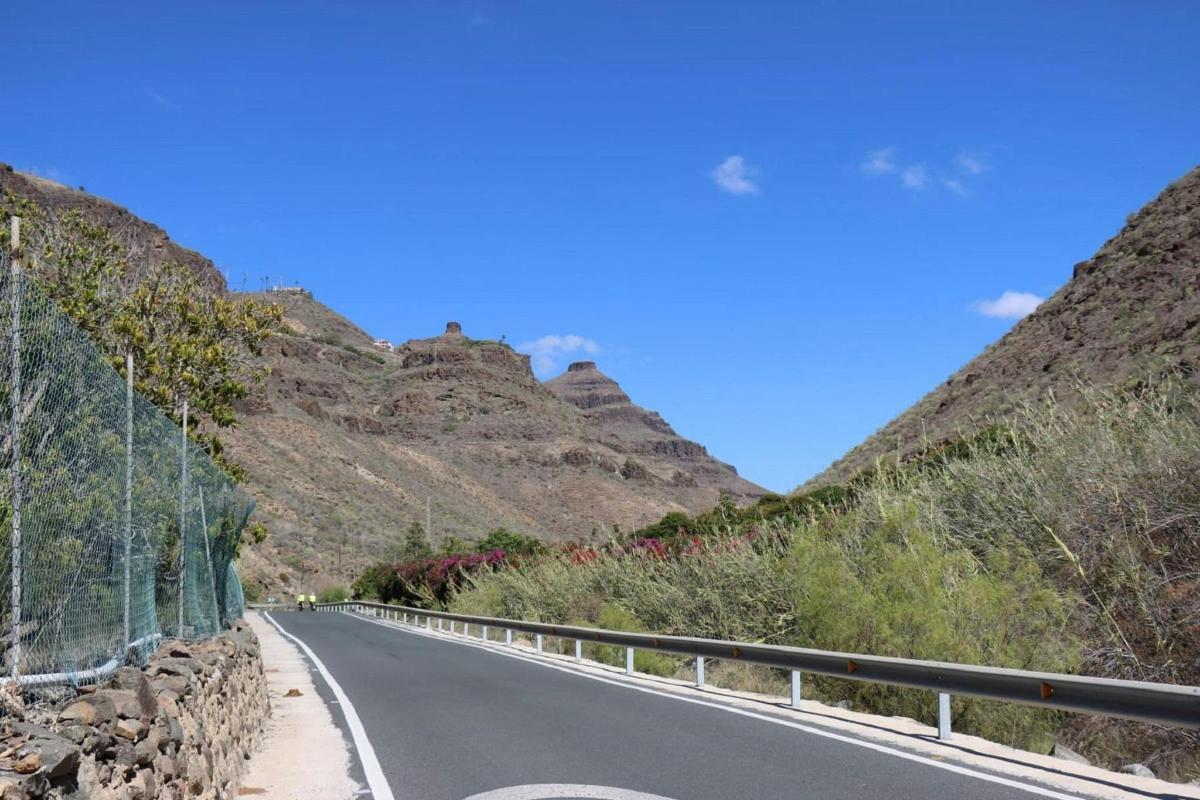 una carretera buida amb muntanyes al fons