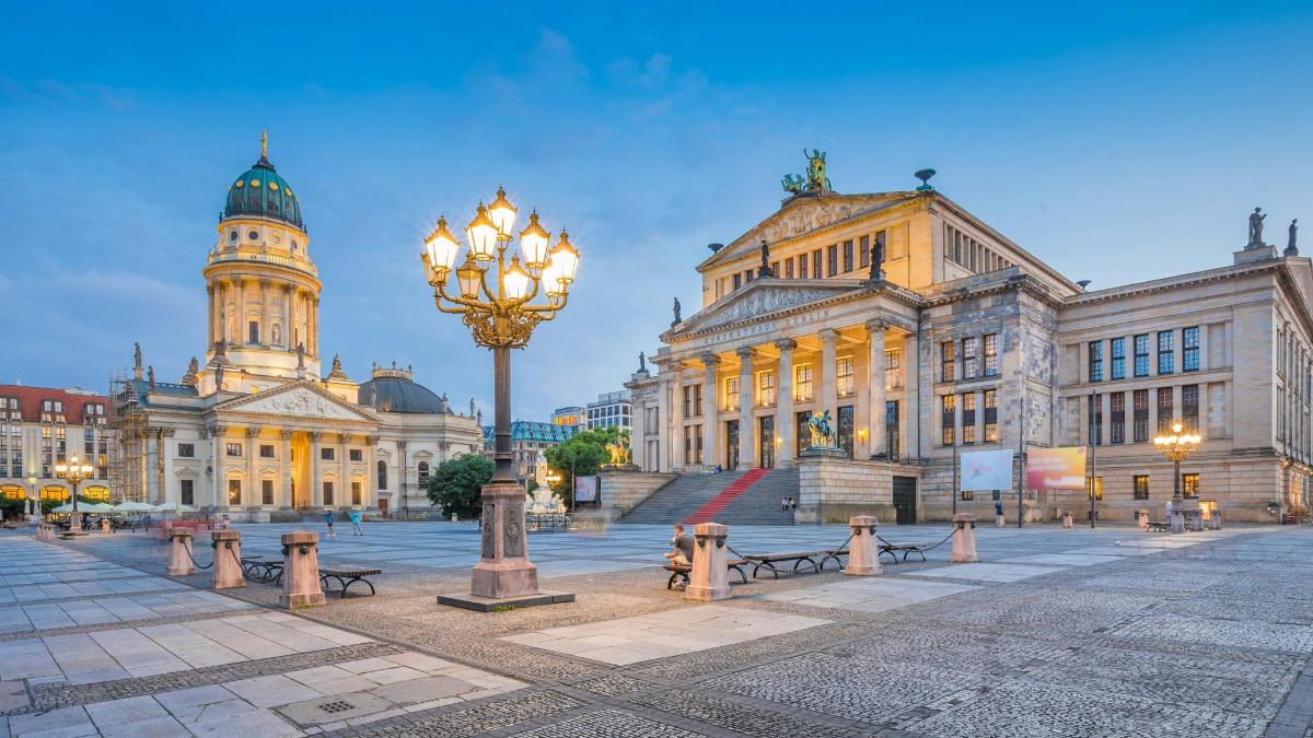 pouliční lampa před budovou s hodinovou věží