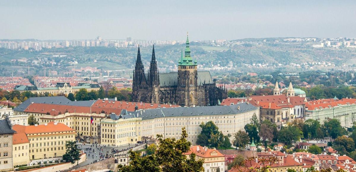 una vista di una città con un grande edificio e una chiesa