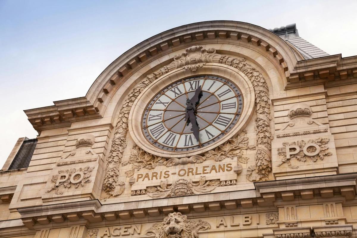 un grand bâtiment avec une horloge au sommet