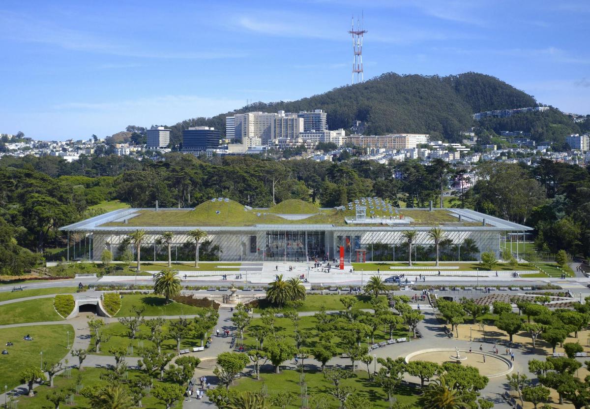 un edificio con un parco di fronte a una città