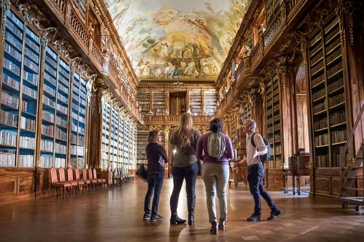 un gruppo di persone in piedi in una biblioteca