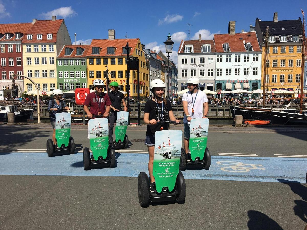 sekumpulan orang yang menaiki segway di sebuah bandar