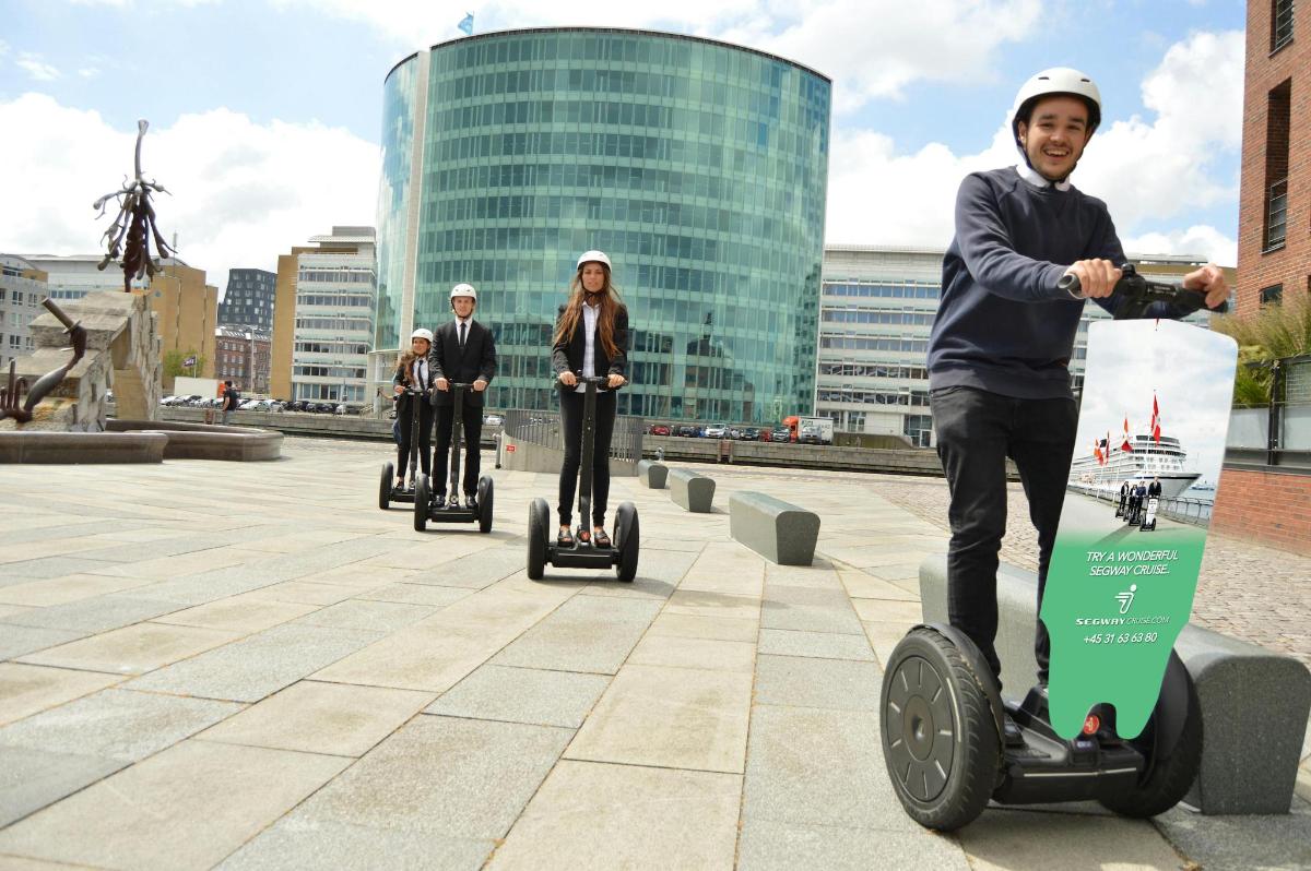 sekumpulan orang menaiki segway di sebuah bandar