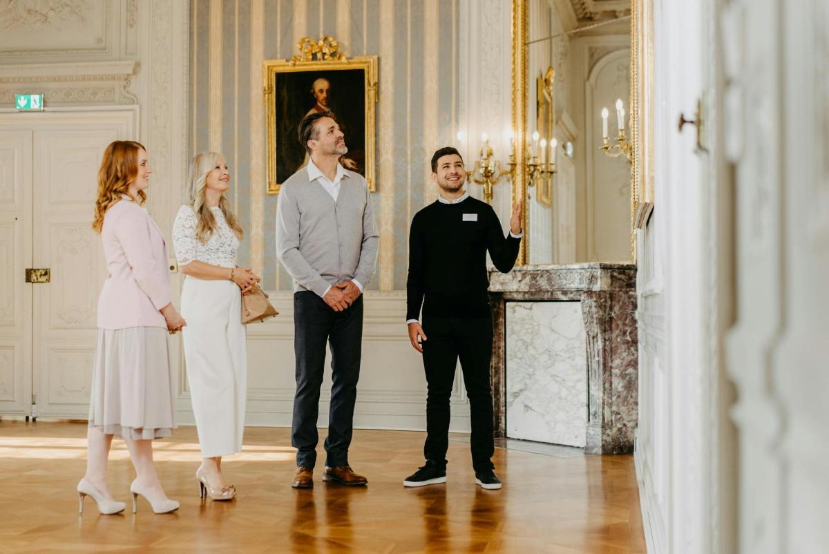 grupp inimesi, kes seisavad toas