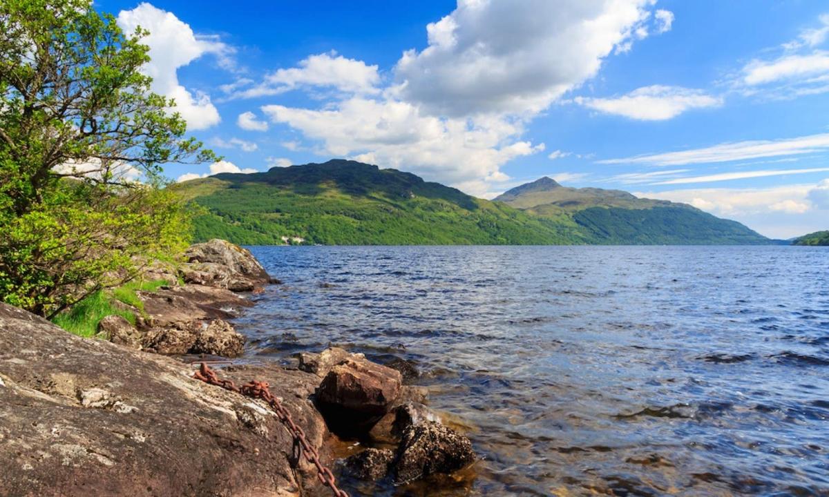 pohled na jezero s horami v pozadí