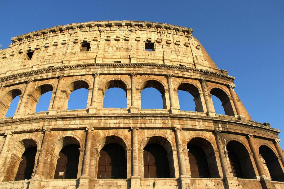 una vista della torre pendente del Colosseo