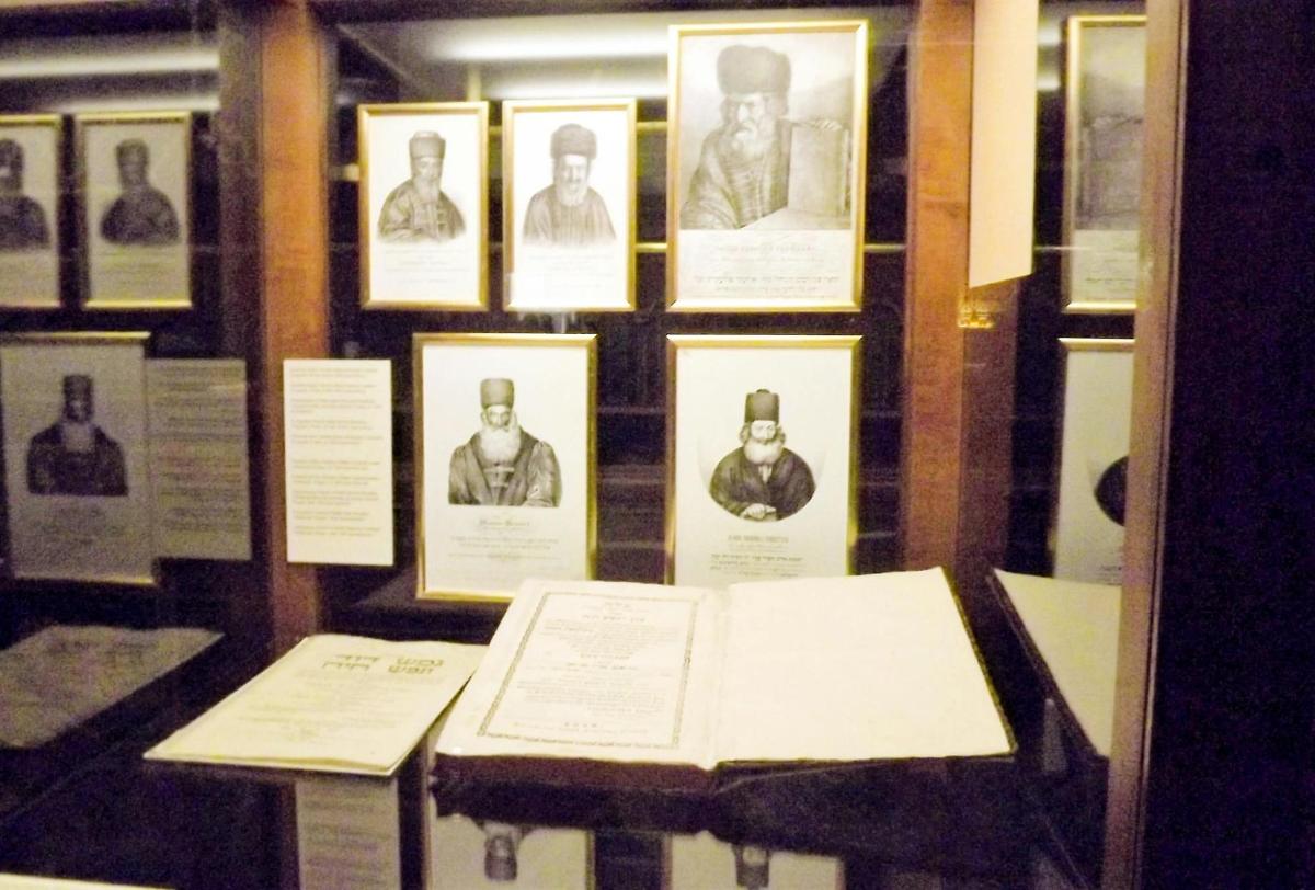 eine Ausstellung von Fotografien von Männern in einem Museum