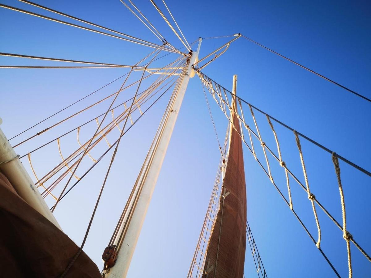 una vista dell'attrezzatura di una nave alta