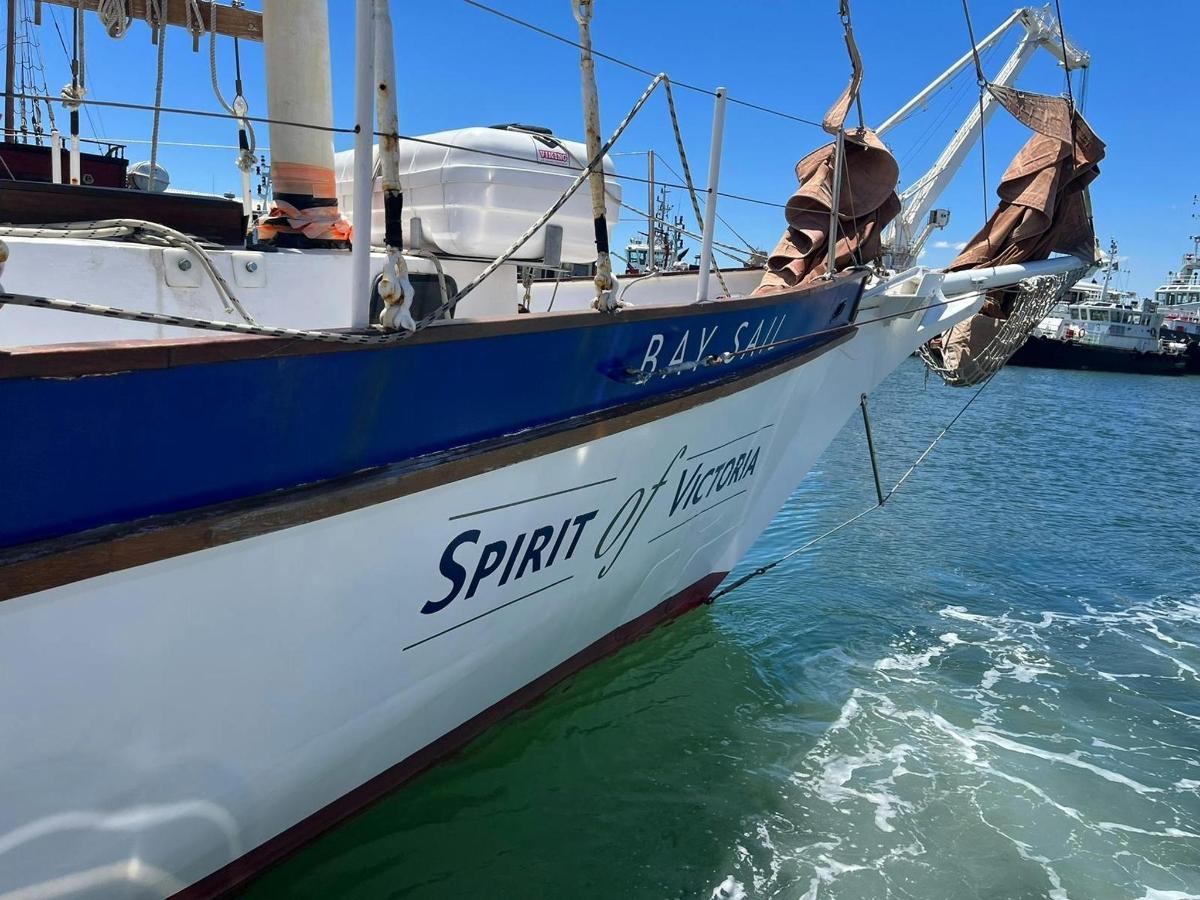 una barca è attraccata in acqua