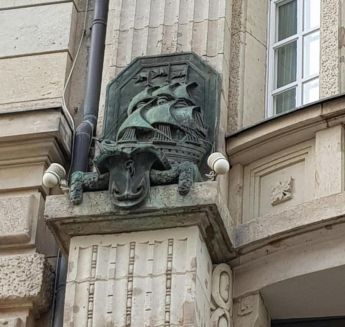 zelený chrlič na boku budovy