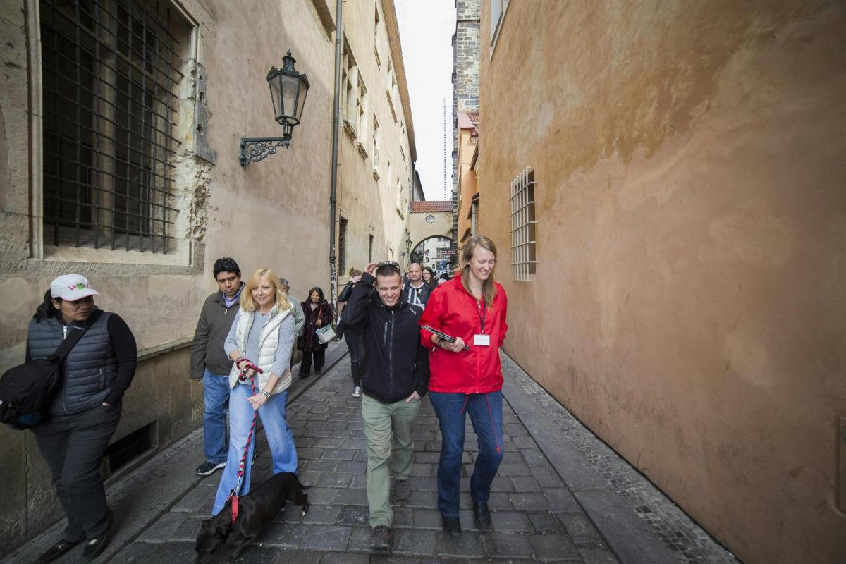 grupp inimesi, kes kõnnivad mööda kitsast alleed