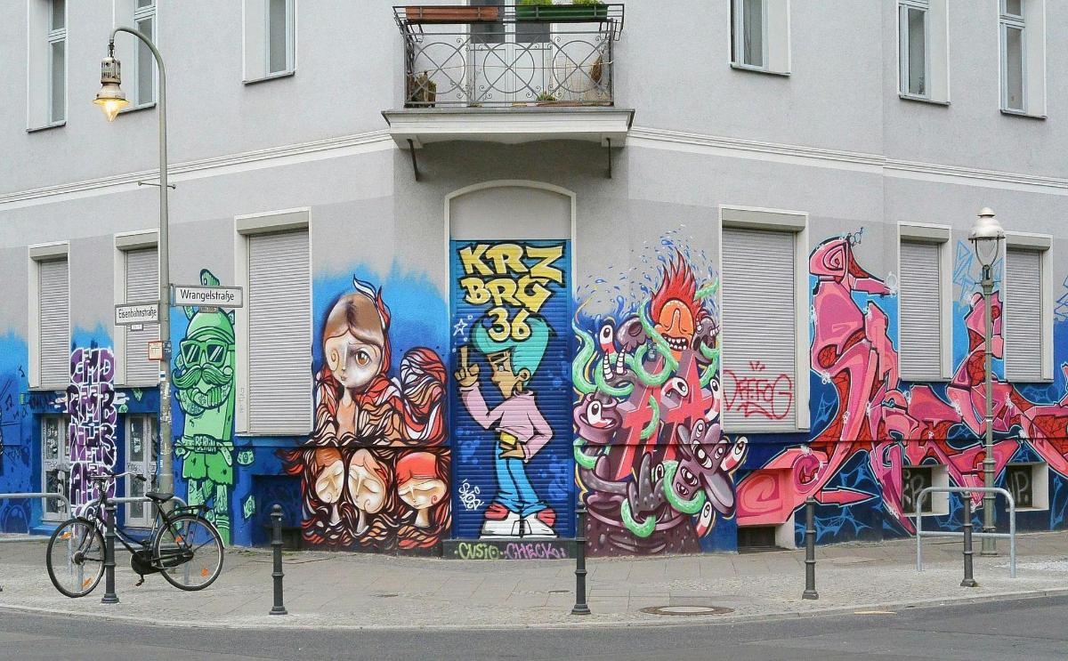 o clădire cu un perete acoperit de graffiti