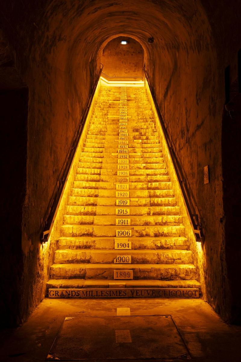 eine Treppe in einem dunklen Tunnel