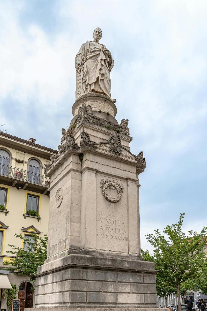 socha muže sedícího na vrcholu monumentu