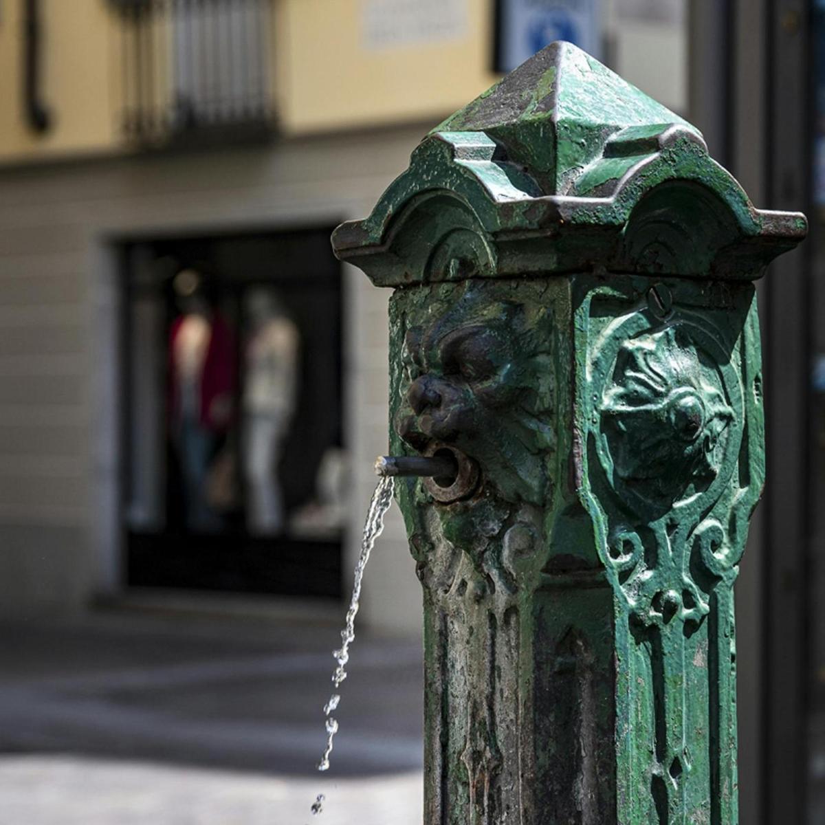 ένας πράσινος πυροσβεστικός κρουνός με μια αλυσίδα προσαρτημένη σε αυτόν