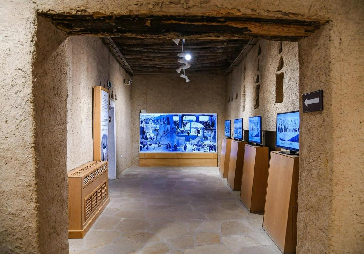 un passadís amb pintures a les parets d'un museu