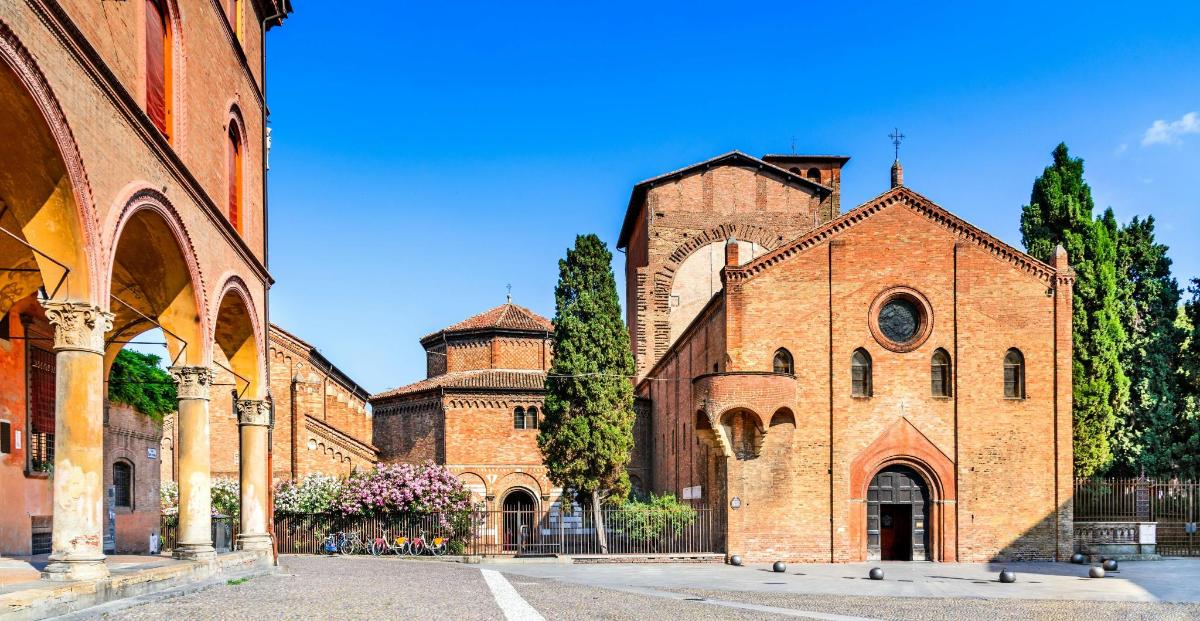 un gran edifici de maó al costat d'una església