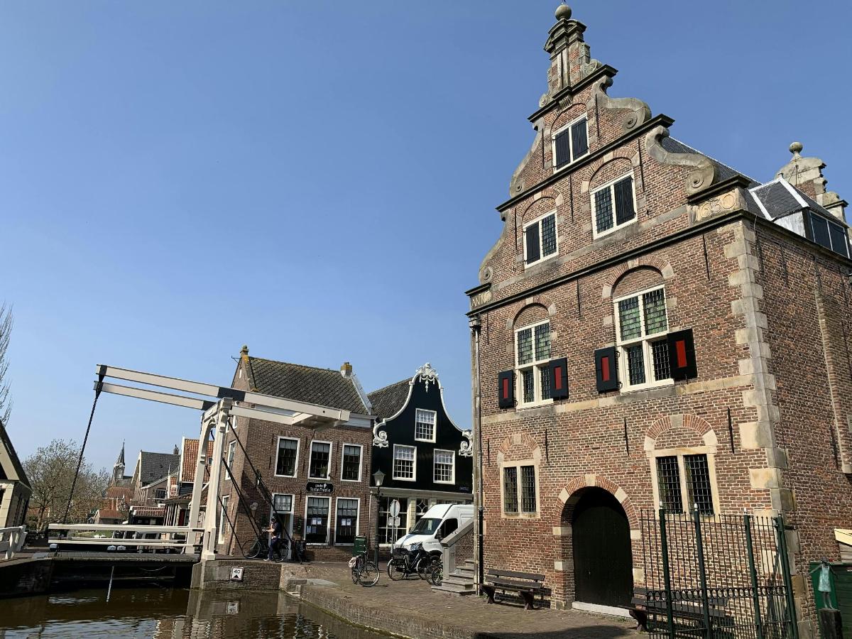 un antic edifici de maó al costat d'un canal