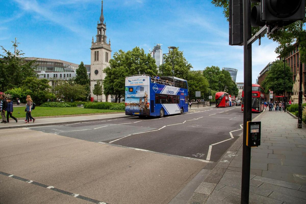 pa pilsētas ielu brauc zils autobuss