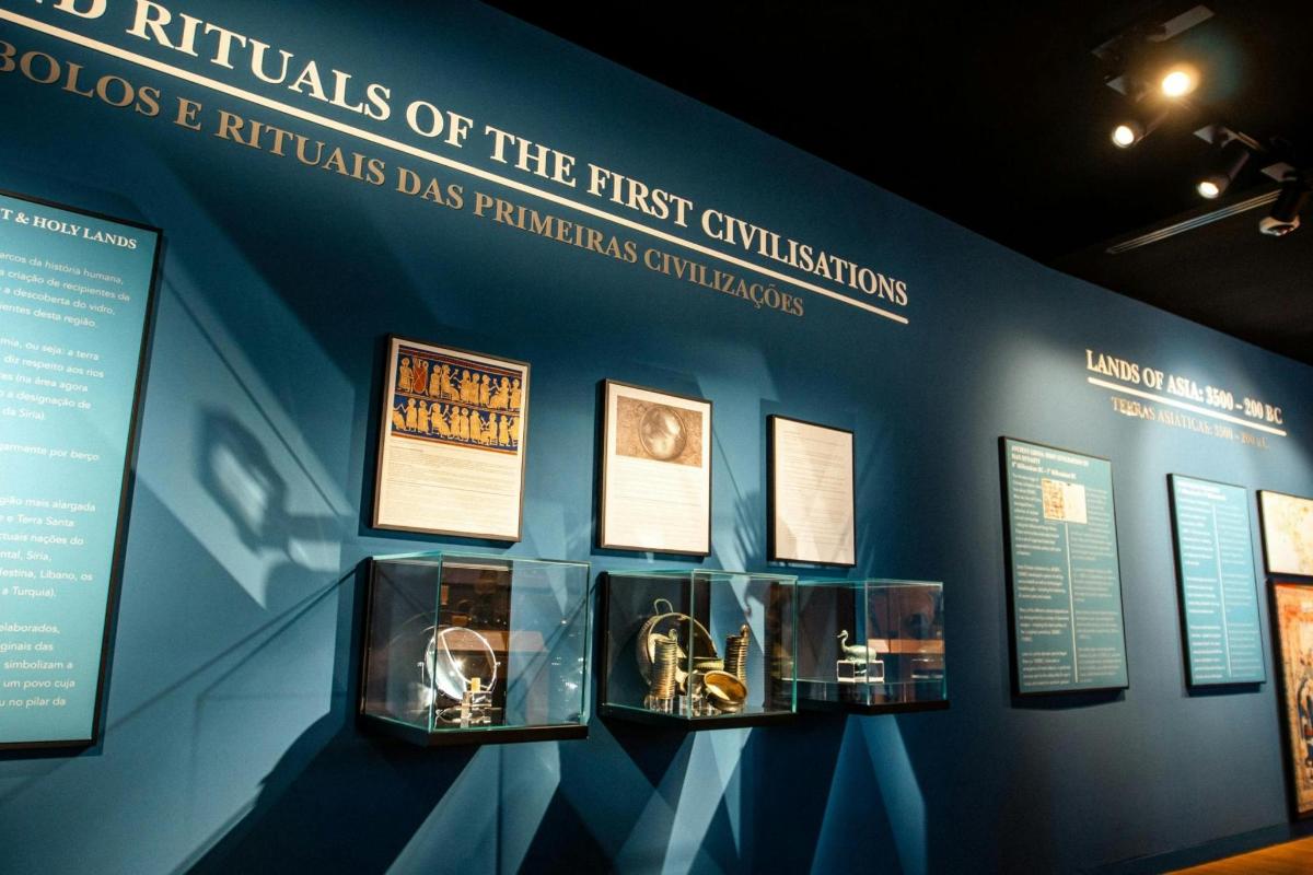 una exposició en un museu amb artefactes a la paret