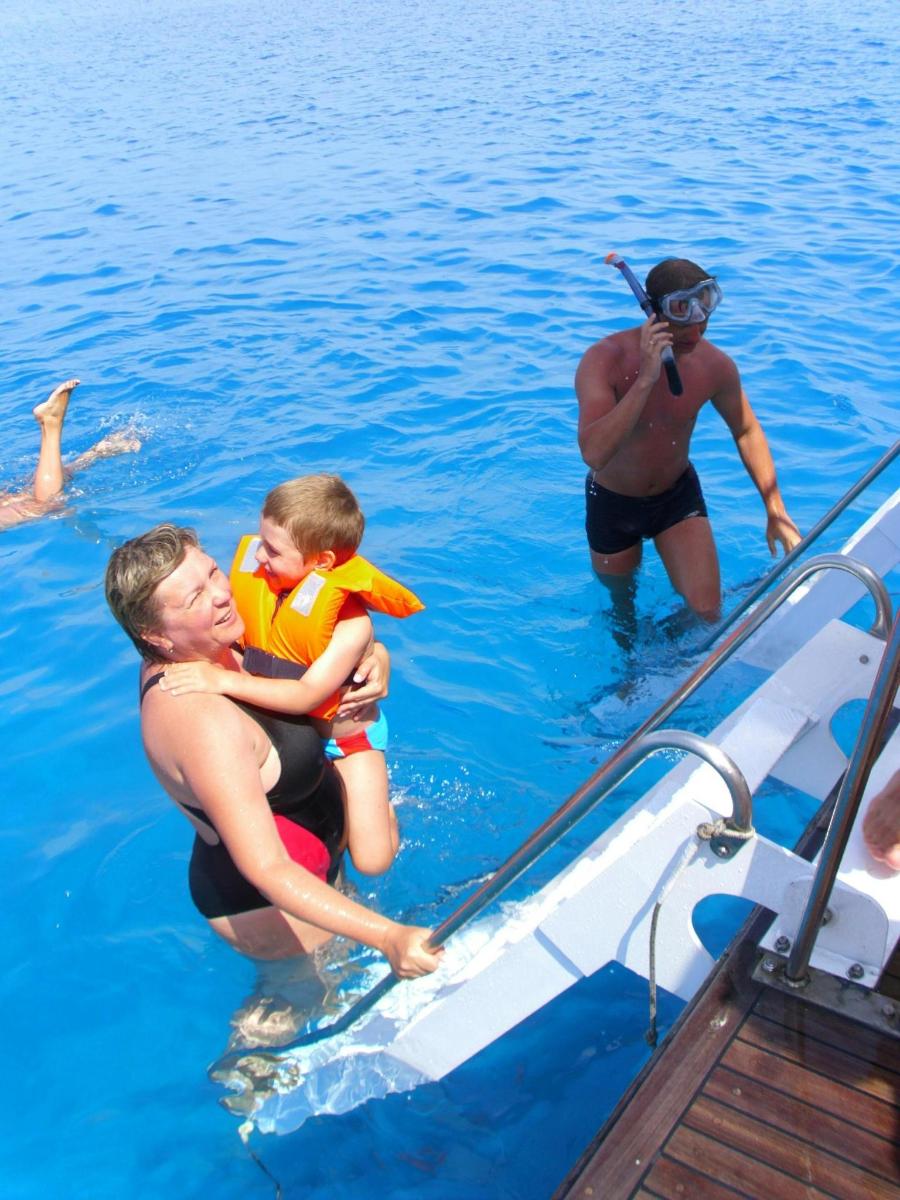 Una mujer sosteniendo a un niño en un bote en el agua