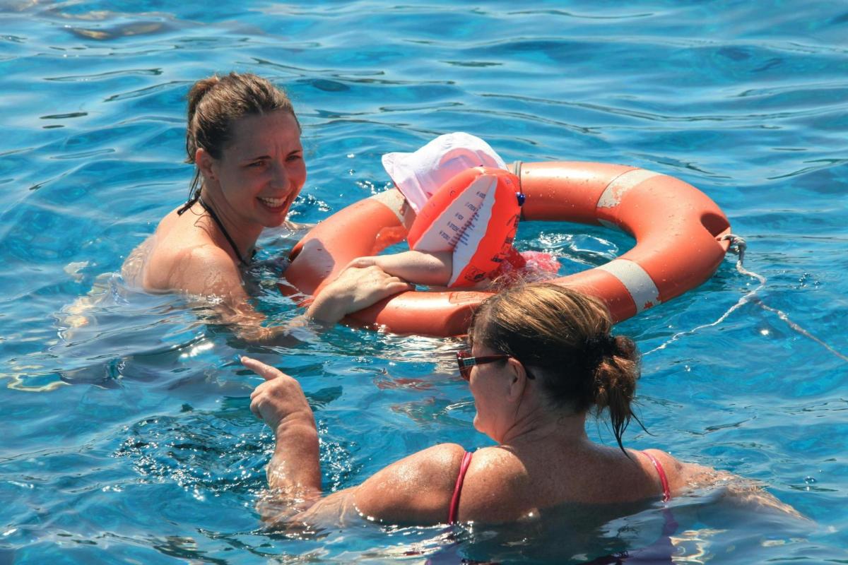 Dos mujeres en el agua con un salvavidas