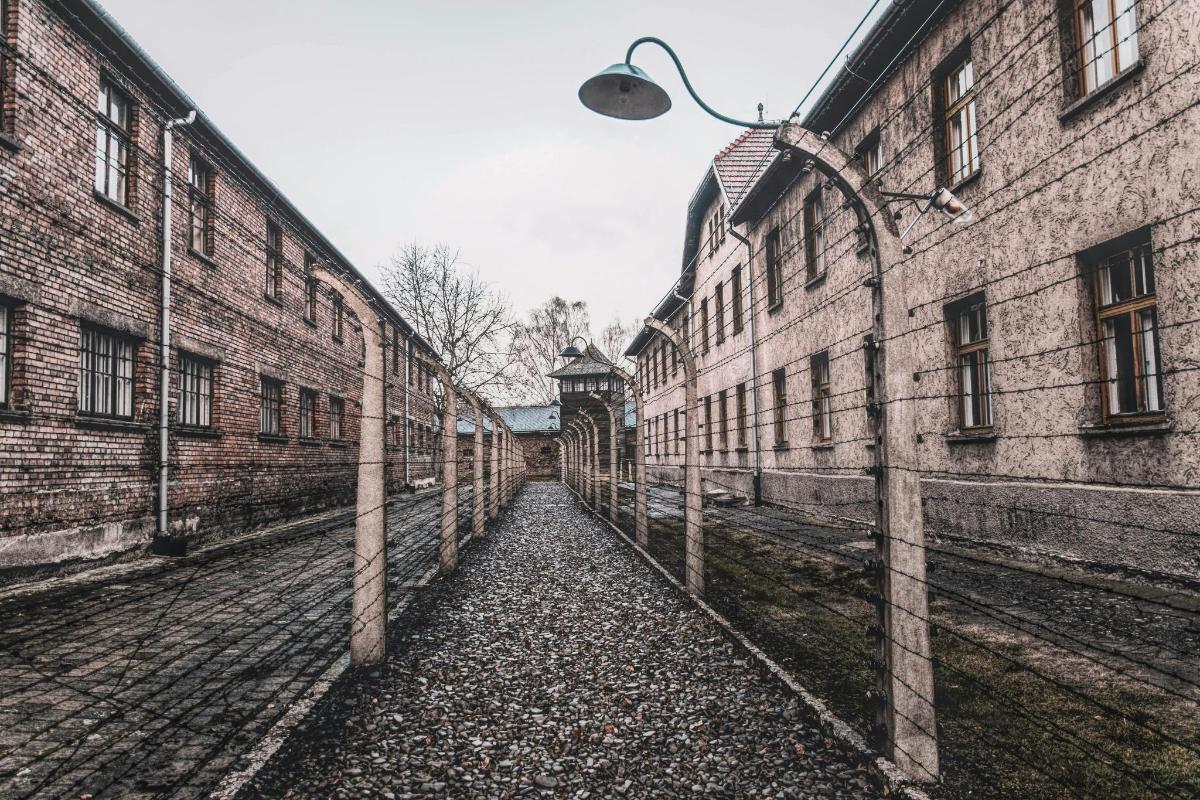 ulica med dvema opečnima stavbama z ulično svetilko