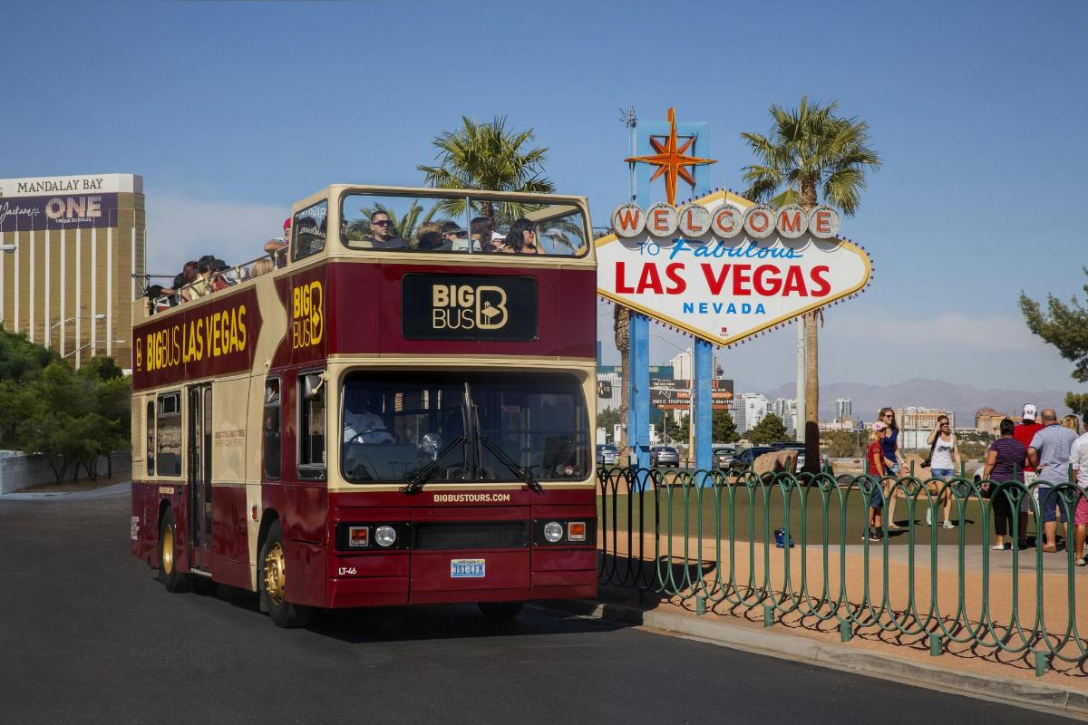 bus tingkat melaju melewati tanda Las Vegas