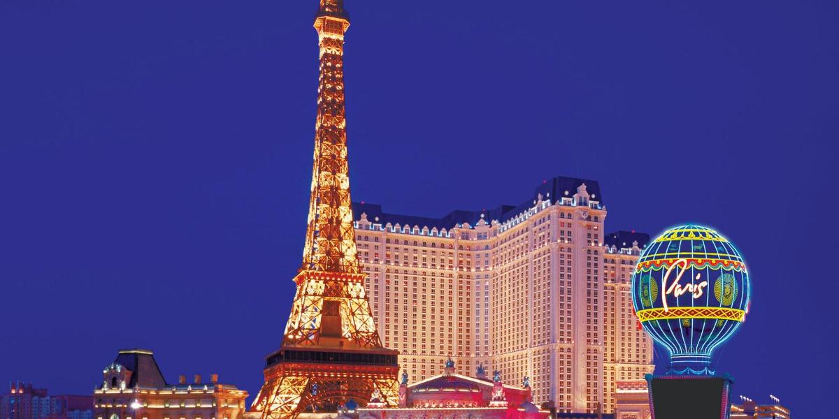 pemandangan menara eiffel dan hotel
