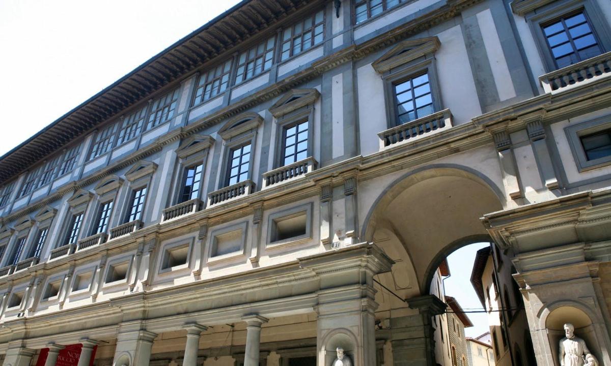 um grande edifício com um arco na frente