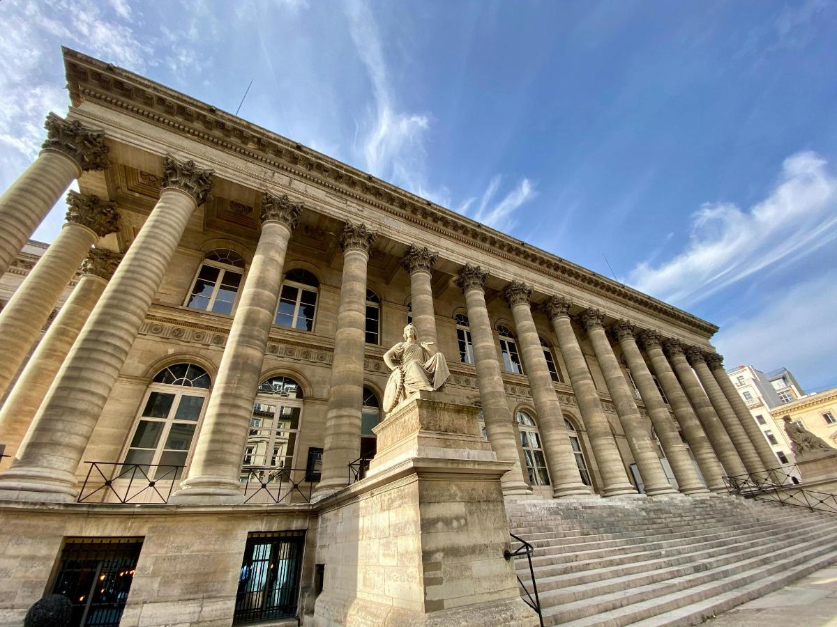 un grande edificio con una statua di fronte