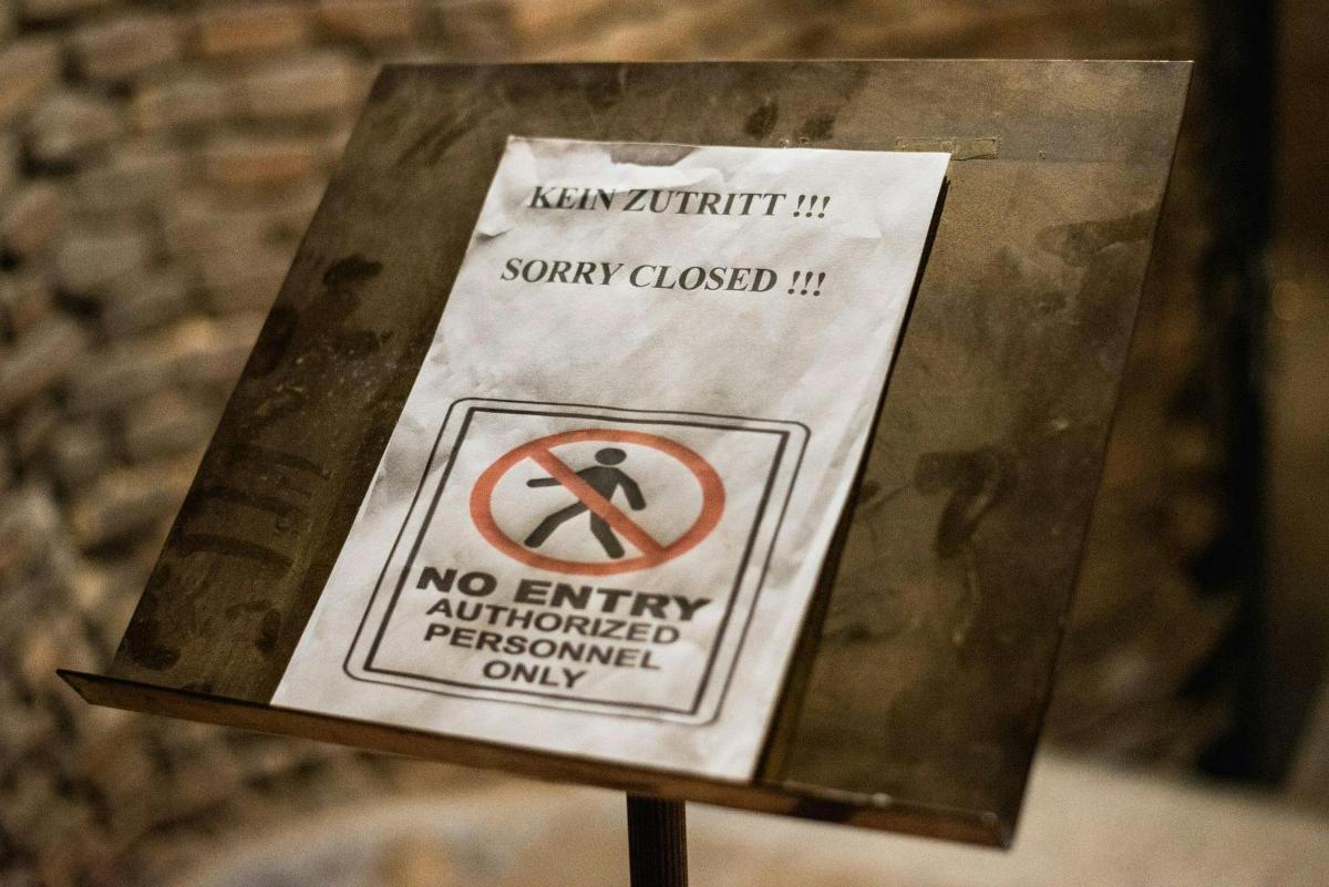Un cartel que dice "lo siento" cerrado sobre una mesa.