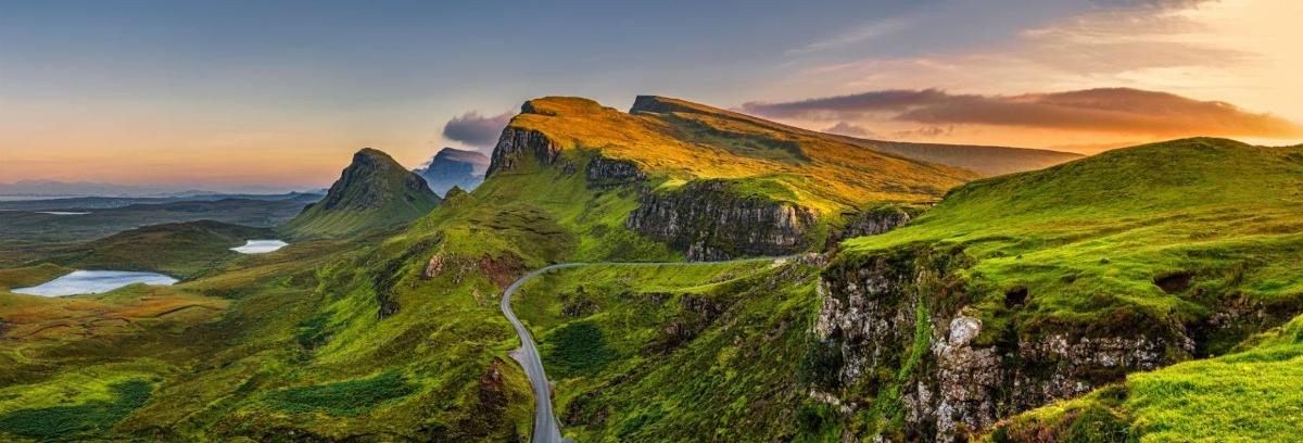 una strada tortuosa sul fianco di una montagna