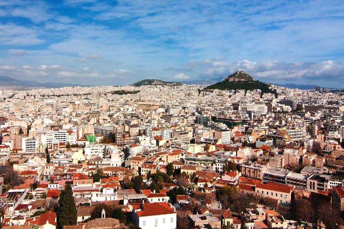 una vista di una città con una montagna sullo sfondo