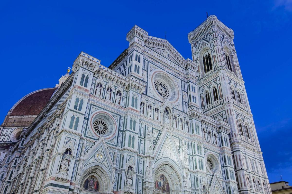 un grande edificio con un cielo blu sullo sfondo