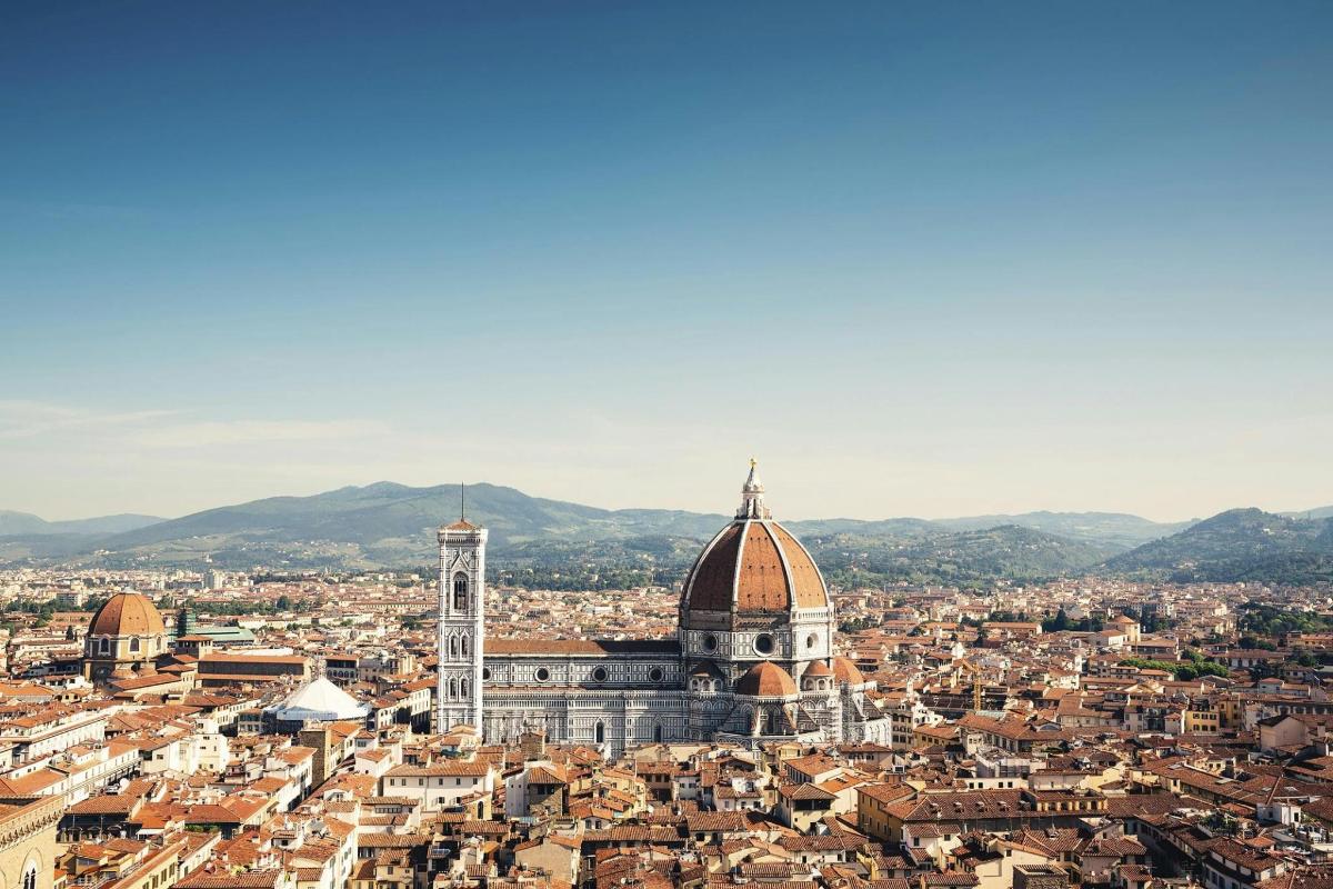 una vista aerea di una città con una torre dell'orologio