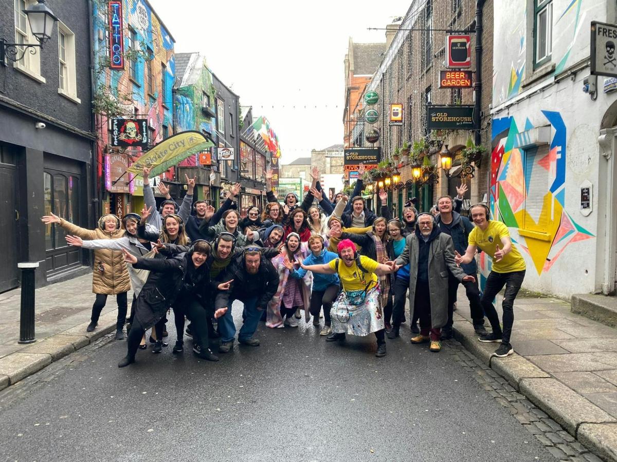 Un grupo de personas posando para una foto en una calle.