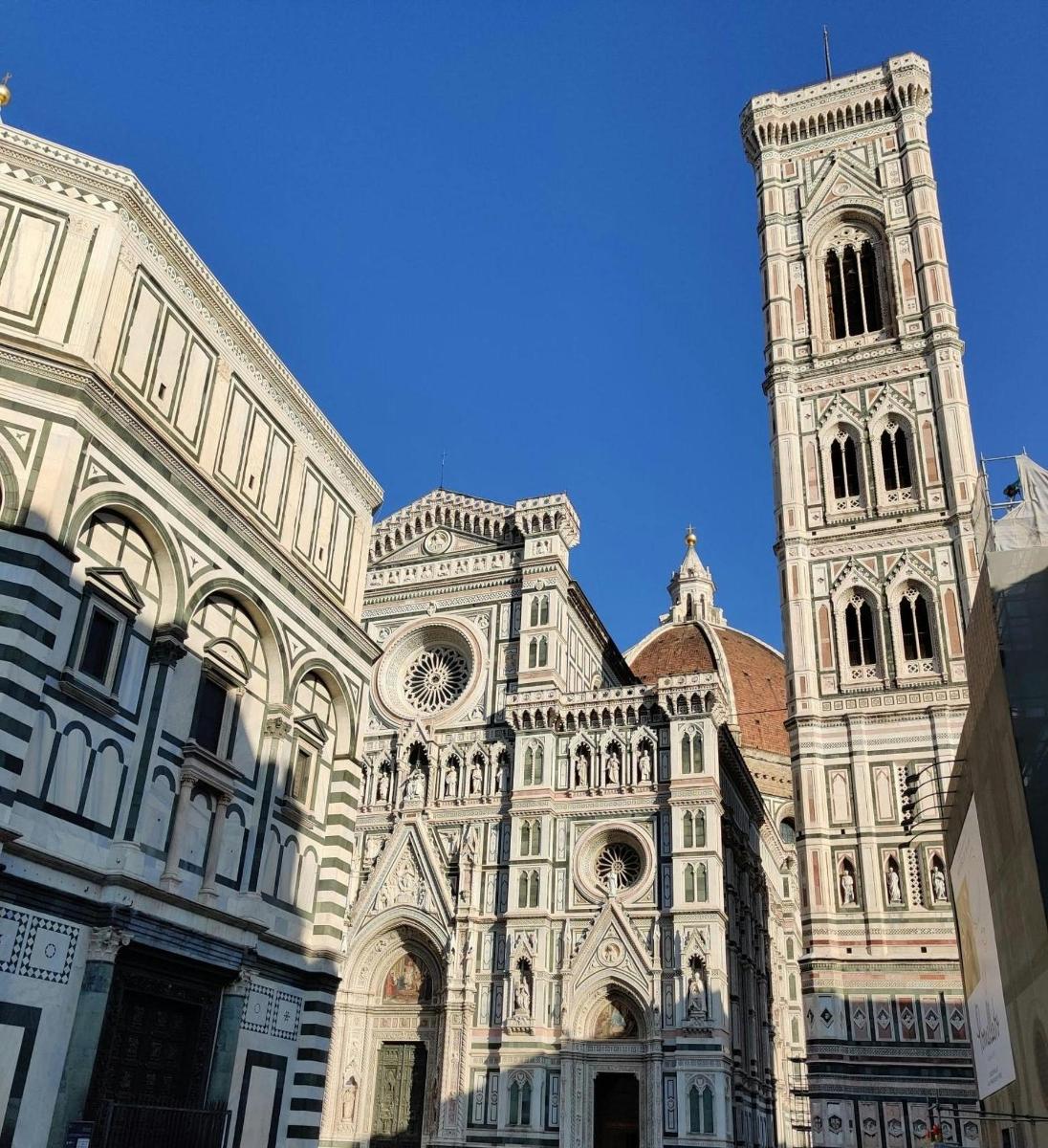 un gran edifici amb una torre del rellotge a la part superior
