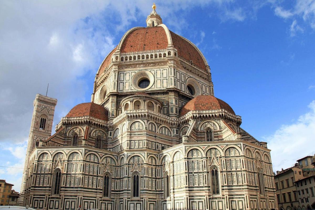 un grande edificio con una cupola