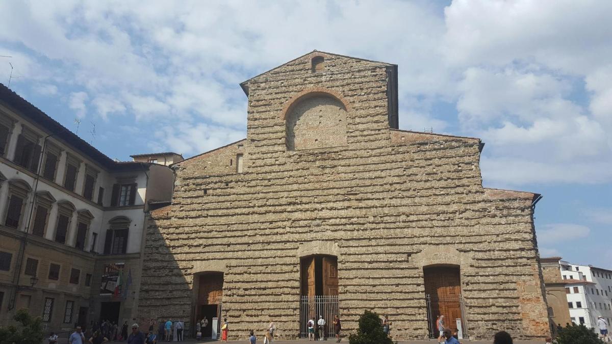 un edifici de maó amb una torre a sobre